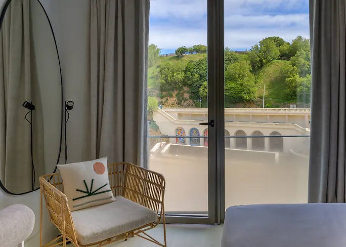 Hotel De La 4*